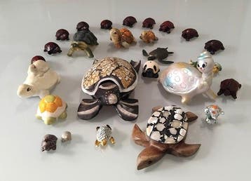 Collectie met dierenthema - Schildpadden. Beeldjes van hout,