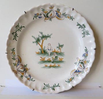Bord - Faience Mustiers Frankrijk - Faience 18e eeuw.
