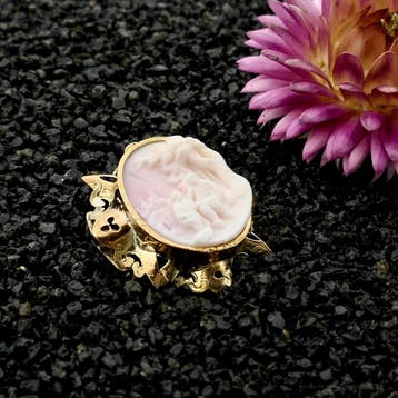 Antiek gouden broche met roze camee, Gebruikt, Ophalen of Verzenden, Roze, Met edelsteen
