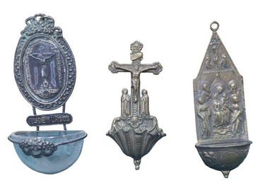 Antiek Wijwatervat (3) - Lote de 3 benditeras de bronce: