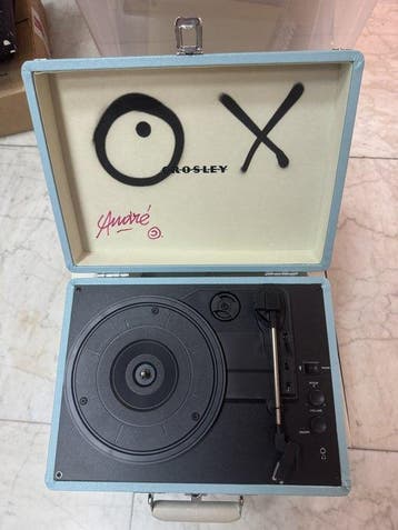 André Saraiva (1971) - Mr. A eyes on Crosley Cruiser Deluxe,