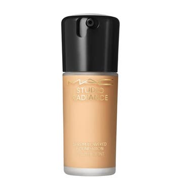 MAC Cosmetics - Studio Radiance Serum Foundation - NC30, Ophalen of Verzenden, Nieuw, Gehele gezicht, Make-up