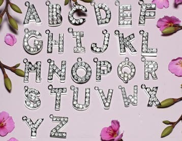 1 x Strass alfabet letter bedel 17 x 17 mm – oogje 1,2 mm., Ophalen of Verzenden, Nieuw, Kraal