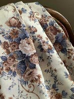 Dubbele breedte. Bedrukte stof met een achtergrond van