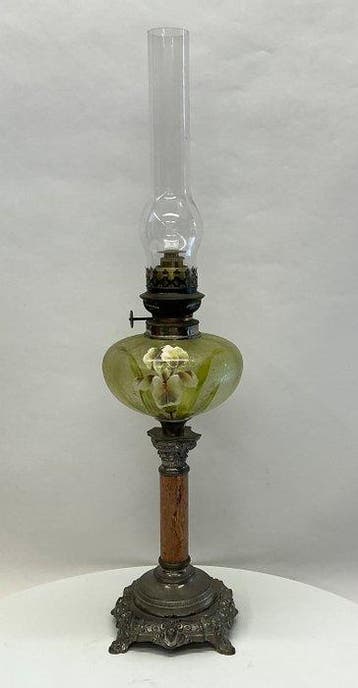Antieke handbeschilderde petroleum-/olielamp met floraal