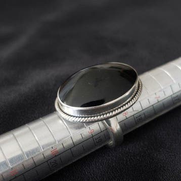 Ring van zilveren obsidiaan uit Mexico. Bevestiging op