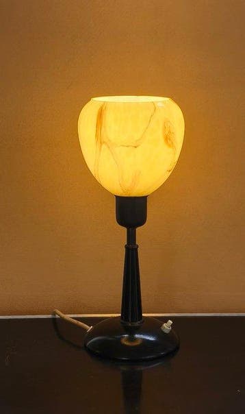 Lamp - glas, metaal en hout/kunststof - gemarmerde glazenkap, Antiek en Kunst, Curiosa en Brocante