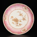 Bord - Coupe aux émaux rose et or à décor dune fleur de, Antiek en Kunst