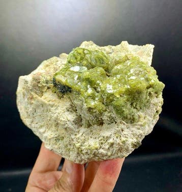 Demantoïde granaatkristallen - bos Mineralencollectie -