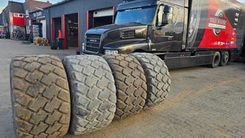 600/50r22,5 kraanbanden met velgen, Zakelijke goederen, Agrarisch | Onderdelen | Banden, Velgen en Assen
