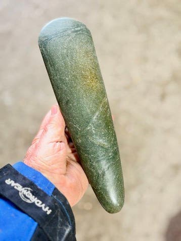 Oude grote Kelt met een fijne lichtgroene steen. - bijl -