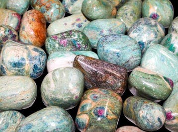 1 kg bulkpartij natuurlijke robijn in fuchsite-getrommelde