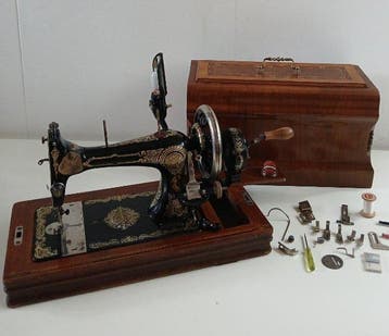 Saalfeld / Saale Naaimachine - Gietijzer, Hout