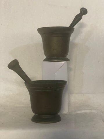 Vijzel en stamper (4) - Brons - 2 bronzen mortieren met pest, Antiek en Kunst