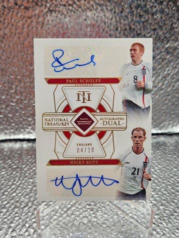 2022 Panini National Treasures Road to Qatar Paul Scholes &, Nieuw