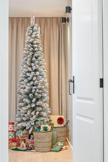 2dekans | Black Box Trees Charlton Smalle Kunstkerstboom met, Diversen, Ophalen of Verzenden, Zo goed als nieuw