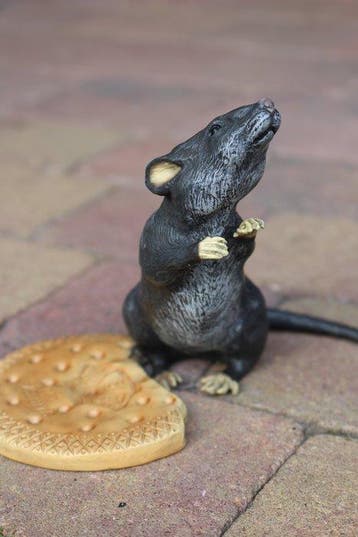 Franz Xavier Bergman after - sculptuur, Rat nibbling on a, Antiek en Kunst