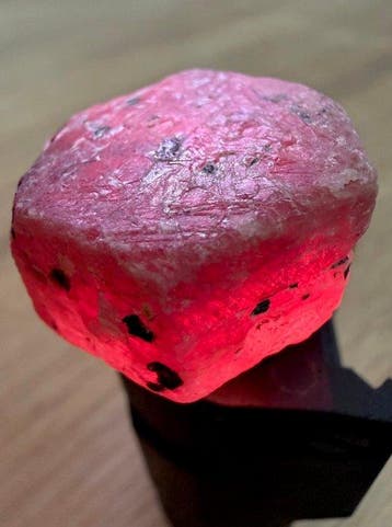 Robijn Ruwe. Schitterende 138,5 ct. Mozambique Grote