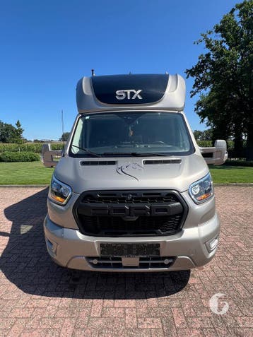 Uniek! Luxe STX Ford paardenwagen uit 2022!, Ophalen, Zo goed als nieuw, Polyester, 2-paards trailer