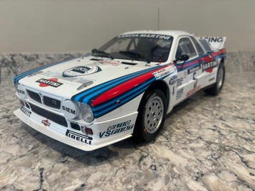 IXO 1:8 - Modelauto - Lancia 037 Rally Martini, Nieuw
