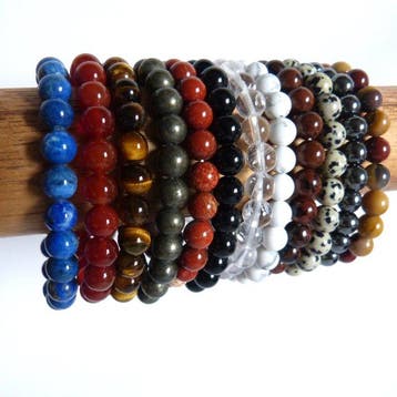 Uitzonderlijke collectie armbanden van lapis lazuli, agaat,