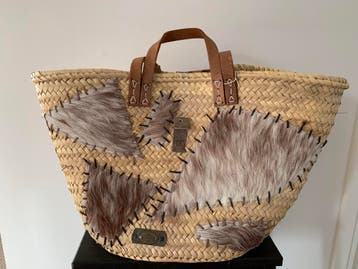 Rieten strandtas met koeienvacht handgemaakt BIEDEN MAG, Sieraden, Tassen en Uiterlijk, Tassen | Damestassen, Ophalen of Verzenden
