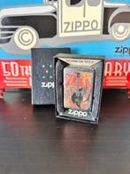 Zippo - J09-Flaming Guitar - Zonder minimumprijs - Aansteker, Verzamelen, Nieuw