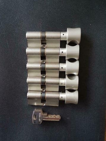 5 Gelijke knopcilinders 60mm skg** met 6 genummerde sleutels, Doe-het-zelf en Verbouw, Ophalen of Verzenden, Nieuw, Koper of Messing