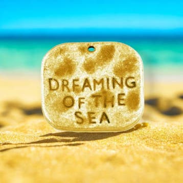 2 x Metalen gehamerde tekst bedel Dreaming of the Sea, An..., Ophalen of Verzenden, Nieuw, Bedel