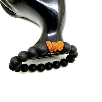 Armband met zwarte Baltische amber kralen en ruwe