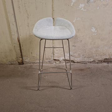 2x Moroso Fjord Barstool Grijs Gebruikt, Huis en Inrichting, Gebruikt, Metaal, Met voetsteun, 60 tot 90 cm