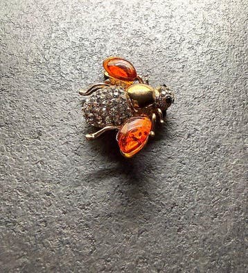 Lieveheersbeestje-broche met natuurlijk Baltisch amber -
