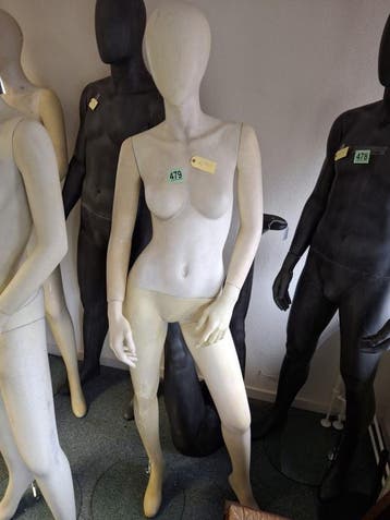 Etalage pop vrouw merk Hans Boodt