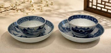 Twee Chinese blauw-witte theekommetjes met schotels –