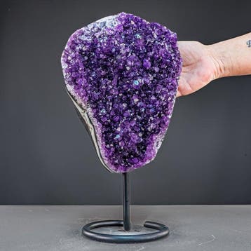 Schitterende amethist op metalen standaard – elegantie in
