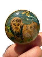 Curieus en naïef houten doosje, met de hand beschilderd –