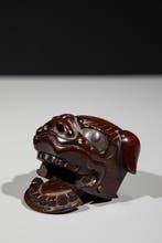 Een grote beweegbare netsuke van boxhout, een Shishimai