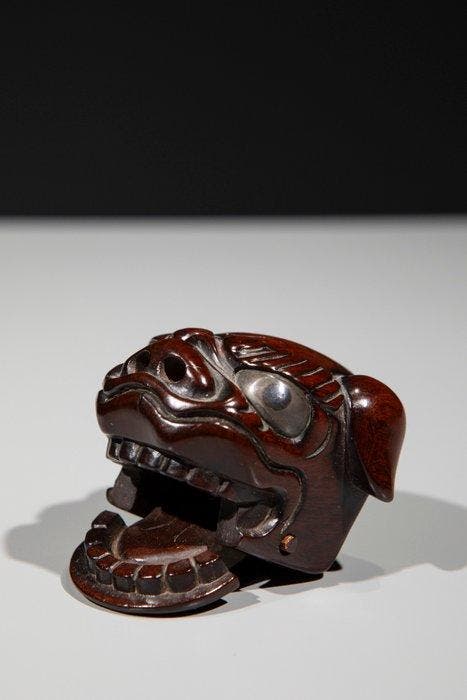 Een grote beweegbare netsuke van boxhout, een Shishimai, Antiek en Kunst, Antiek | Overige Antiek