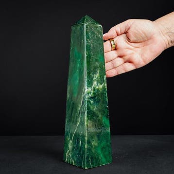 Monumentale nefriet-jade-obelisk – imposante edelsteen-toren