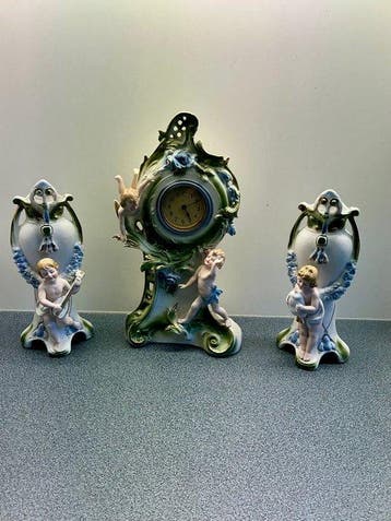Klok en garnituur set (3) - Art Deco - Biscuit porselein -, Antiek en Kunst