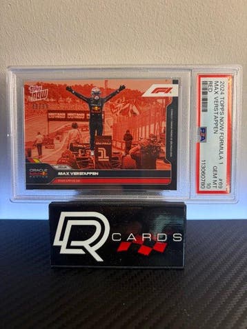 2024 Topps Max Verstappen #48 Red Parallel (13/99) Historic, Verzamelen, Nieuw