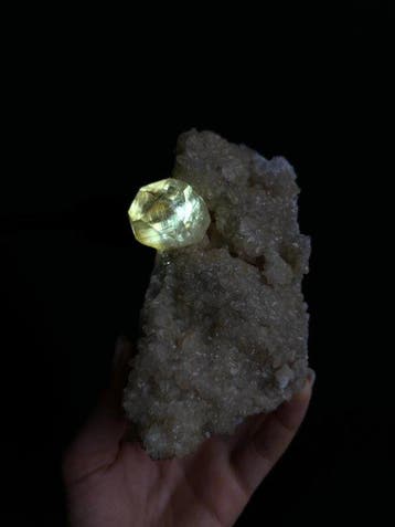 Dominante calciet op calcietmatrix met meerdere vormen, Verzamelen, Mineralen en Fossielen