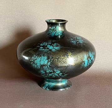Vaas - Brons, Takaoka-brons () Vaas – blauwgroene patina