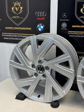 2 stuks org. VW Golf 8 velgen 18 inch bj.2023 5H0601025AE, Gebruikt, 18 inch, Velg(en)