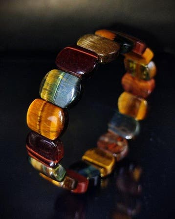 Prachtige natuurlijke multikleurige Tijgeroog-armband in, Verzamelen, Mineralen en Fossielen