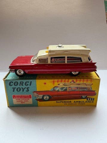 Corgi 1:43 - Modelauto - Superior Ambulance on Cadillac, Nieuw