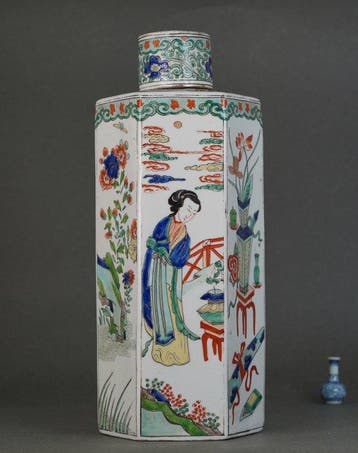Kangxi (1662-1722) - Theepot - Dames met Bloemen, Rustige