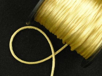2 meter satijnkoord  van ca. 2 mm Light Yellow, Hobby en Vrije tijd, Kralen en Sieraden maken, Ophalen of Verzenden, Nieuw, Draad