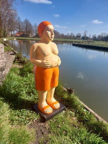 Beeld, old fat man in swimming orange shorts - 80 cm -