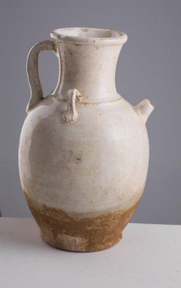 Tang Waterkan in wit geglazuurd aardewerk, hoogte 24 cm -